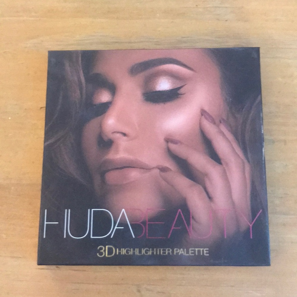 Huda Beauty 3D highlighter pallet